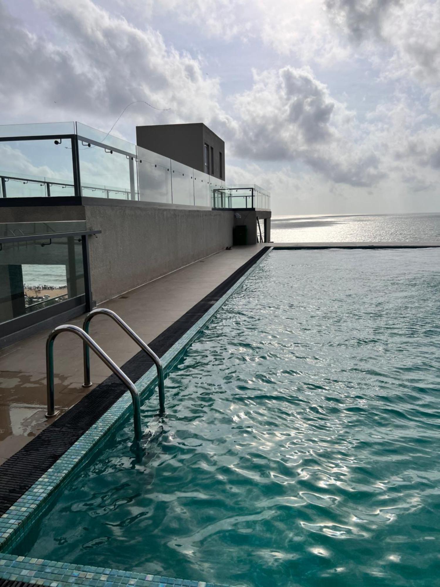 Ocean Breeze Negombo- Tidesend Luxury Beach Apartments Exterior foto